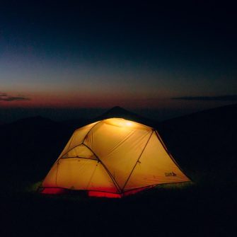 לינת שטח - אוהל מואר בלילה בטבע
